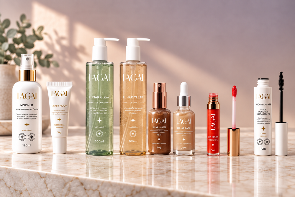 A linha completa da Lagai numa bancada de mármore claro: Bruma MoonLit, Gloss Silver Moon, sabonetes Lunar Glow, Lunar Clear e Lunar Calm, iluminadores Lunar Luster e Lunar Face, Gloss Red Moon e o Sérum Moon Lashes