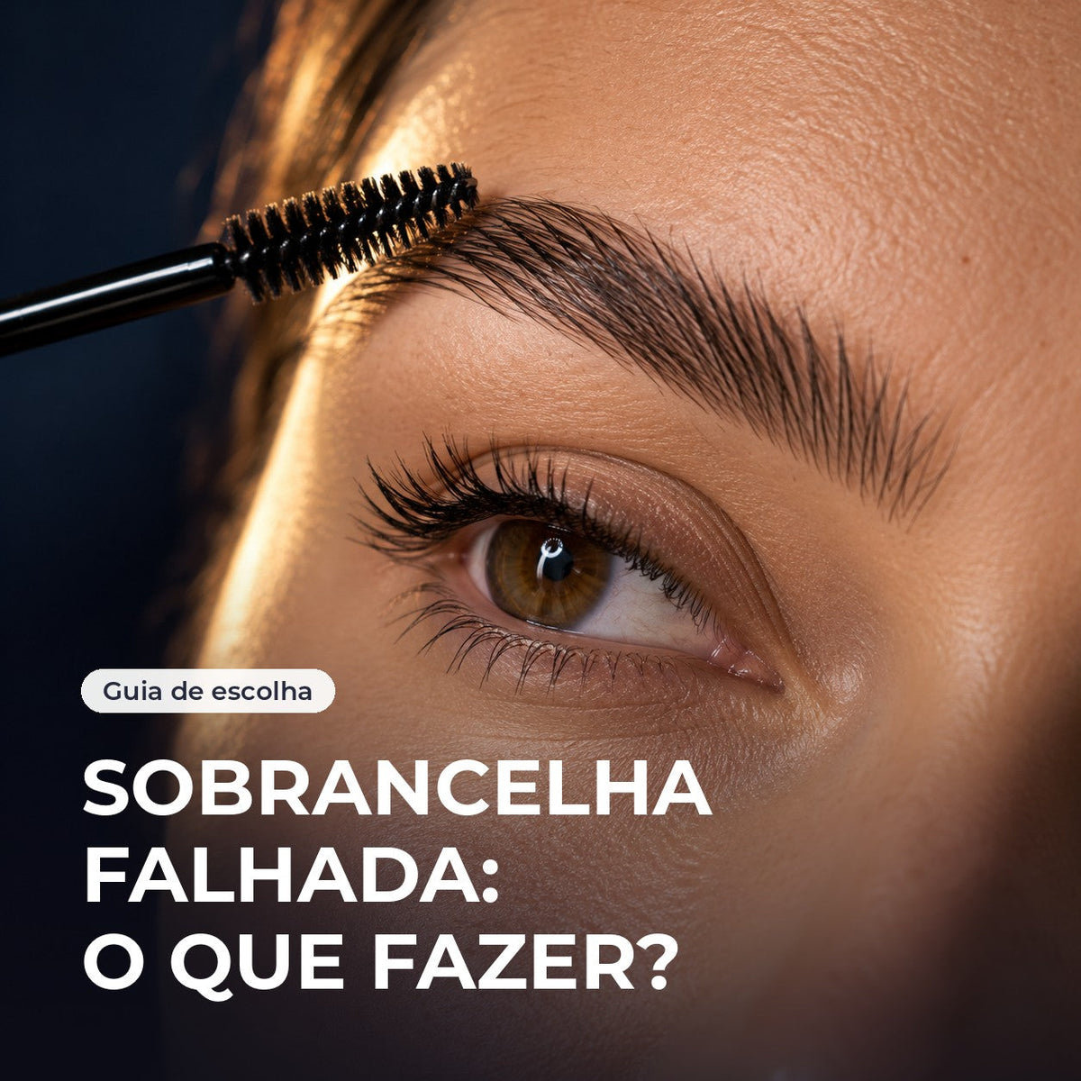 Sobrancelha sendo penteada para cima com uma escovinha, em close, com o título Sobrancelha falhada: o que fazer?