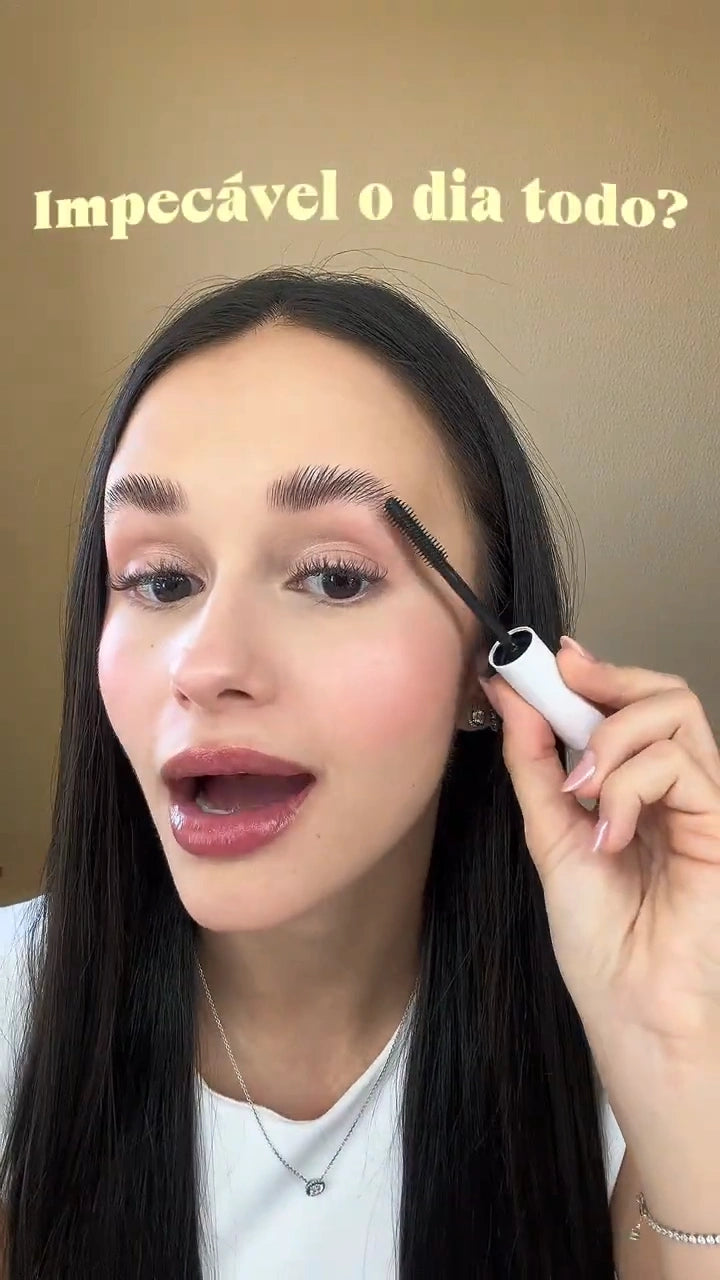 Cliente Lagai mostrando Sérum de Crescimento para Cílios e Sobrancelhas Moon Lashes 10g