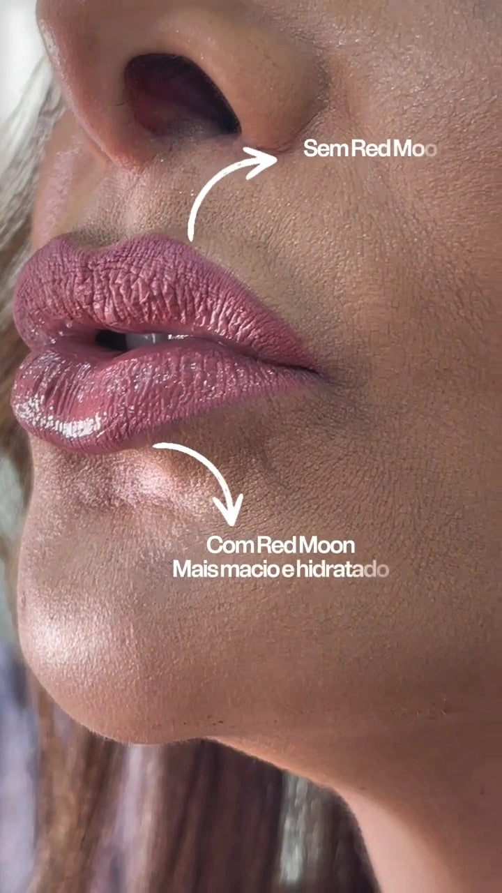 Cliente Lagai mostrando Gloss Labial Red Moon 5ml