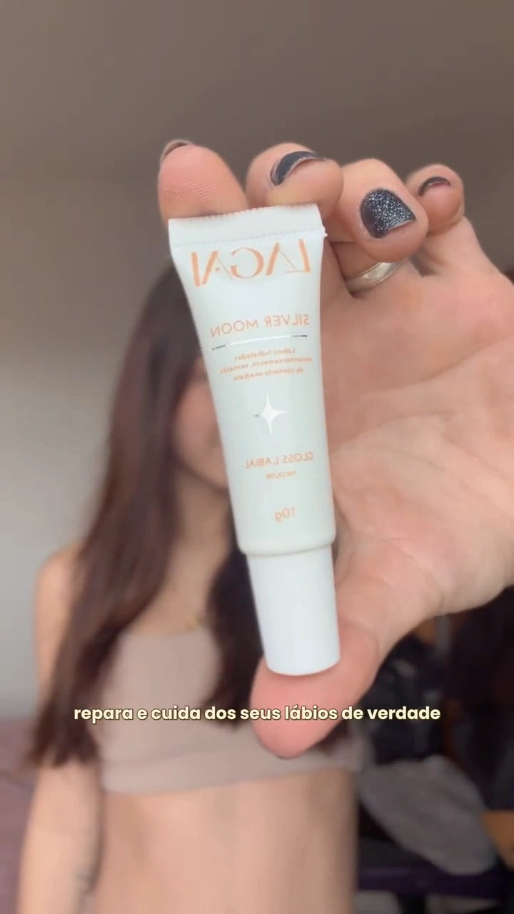 Cliente Lagai mostrando Gloss Labial Silver Moon 10g