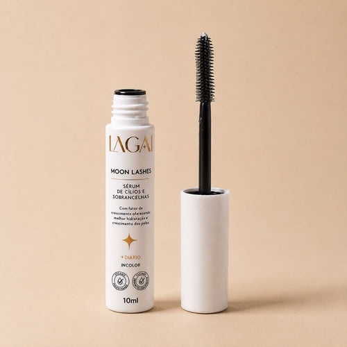 Sérum de cílios e sobrancelhas Moon Lashes 10ml da Lagai com a escova aplicadora ao lado, em fundo bege.
