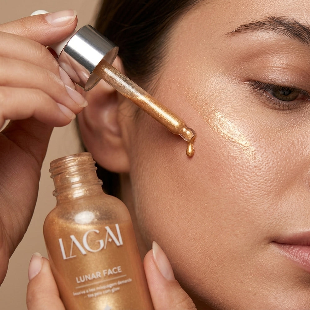 Aplicação do Iluminador Facial Lunar Face 30ml da Lagai: o conta-gotas pinga a fórmula dourada perolada na maçã do rosto, que fica com brilho luminoso.