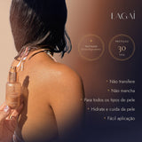 Modelo de costas com o ombro iluminado pelo Lunar Luster FPS 30 da Lagai, com os selos Testado dermatologicamente e Proteção FPS 30.