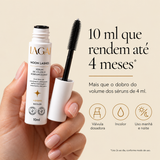 Sérum Moon Lashes 10 ml na mão, com a escovinha aplicadora: 10 ml que rendem até 4 meses com uso 2 vezes ao dia, mais que o dobro do volume dos séruns de 4 ml. Válvula dosadora, incolor, uso manhã e noite.