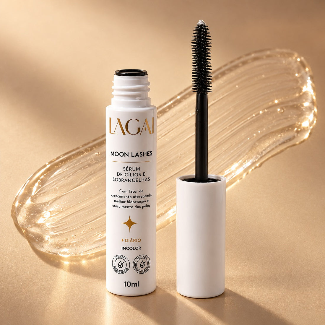 Sérum Moon Lashes 10 ml da Lagai aberto, com a escovinha aplicadora ao lado e um traço de gel transparente ao fundo, mostrando que o sérum é incolor.