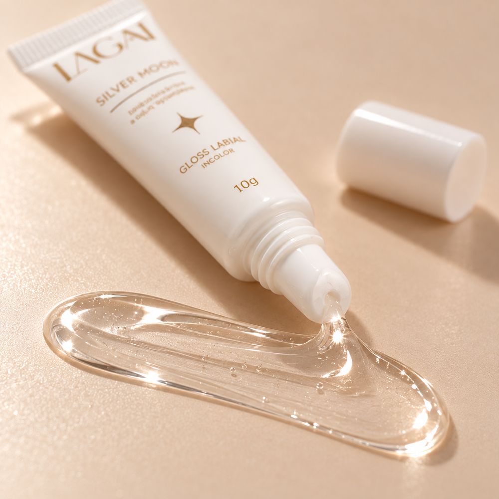 Gloss Labial Silver Moon incolor 10g da Lagai com a textura transparente e brilhante saindo da bisnaga, em fundo bege.